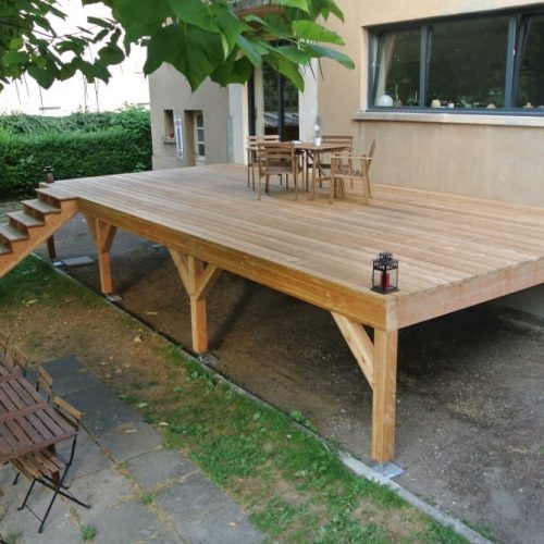 Terrasse sur pilotis en bois de mélèze Tereny